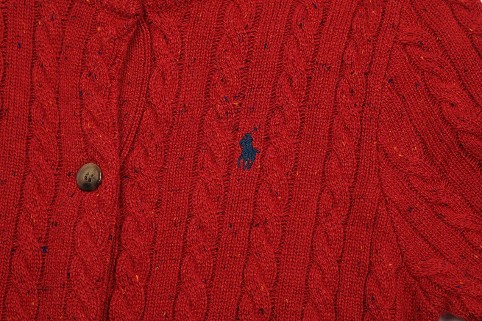 P230 Top quality" Style number: DS018# [Ralph Lauren wool blended pony embroidered logo twist knitted cardigan] ✅Ralph Lauren gradient multi-color dot versatile knitted cardigan jacket for all seasons ✅15% Merino cotton wool 85% wool blend Customized laser buttons Clean and clear texture ✅ZP quality 1:1 version Scan the code to enter the GF website Counter quality ✅Detailed quality The only one in Guangzhou Imported quality wool, focusing on high-end, cost-effective, good quality needless to say ✅The version is restored to the original order, the maximum size can be worn up to 150 pounds, loose, comfortable and stress-free ✅The upper body is simple and easy to match, a must-have for goddess ootd. Good-looking clothes are never picky. A must-have in the goddess's wardrobe. Size: S-L Color: Navy blue, light blue, off-white, leather pink, Christmas red